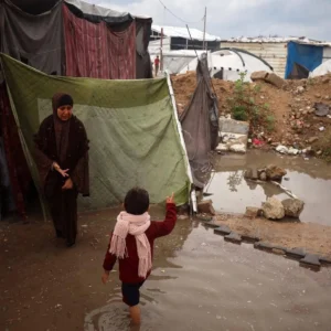 الأمطار تزيد معاناة النازحين في غزة وتغرق خيامهم المهترئة